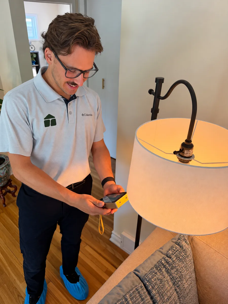 Hunter measuring light quality from a lamp